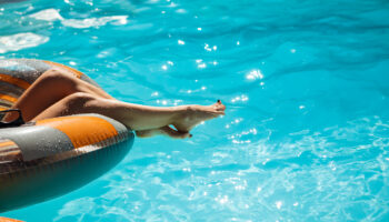 close up photo of woman s legs in swimming pool 350x200 - ¡Comienza el verano!