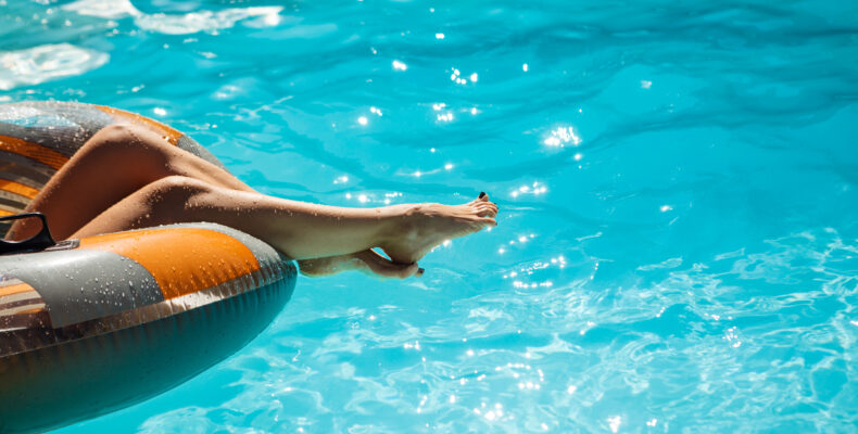 close up photo of woman s legs in swimming pool 790x400 - ¡Comienza el verano!