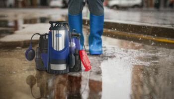 red rain boots on the street02 copia 350x200 - ¡Novedad! Serie HIPPO