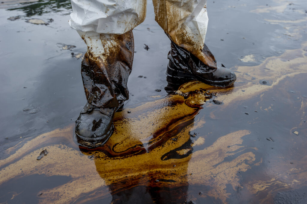 ¿Qué bomba debería escoger? Mira estos 5 consejos para seleccionar tu bomba ideal. derrame petroleo mezclado otras sustancias quimicas superficie mar arena 1024x681 - ¿Qué bomba debería escoger? Mira estos 5 consejos para seleccionar tu bomba ideal.