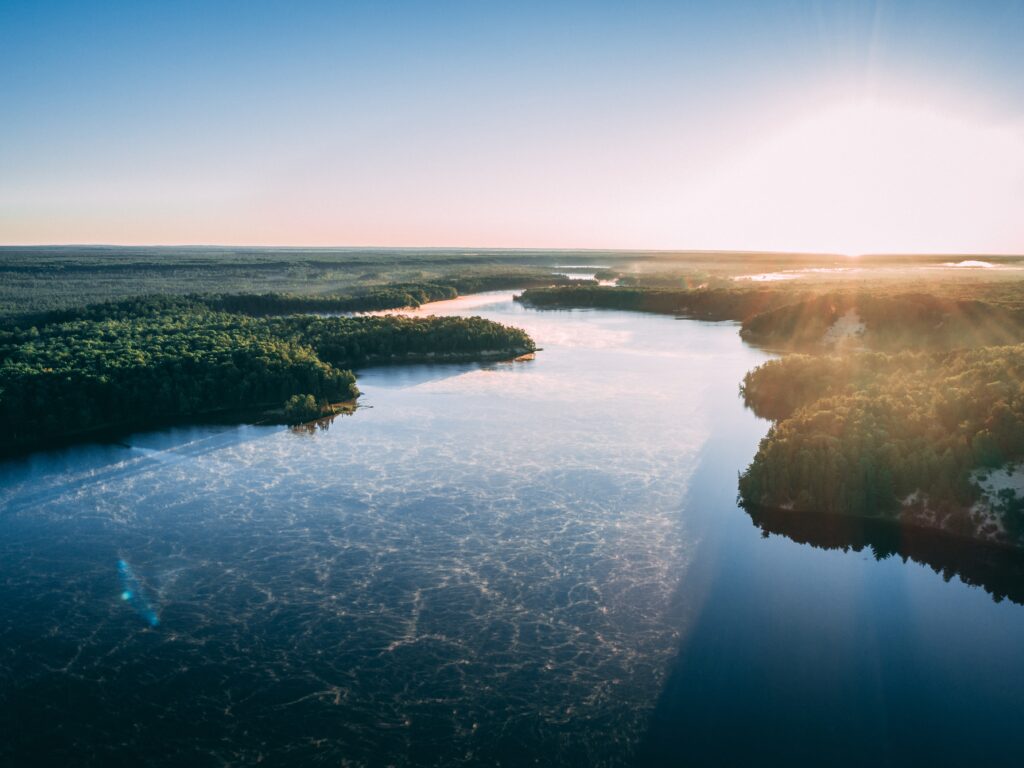 fotografia aerea rio rodeado islas cubiertas vegetacion luz solar 1 1024x768 - El bombeo de aguas superficiales