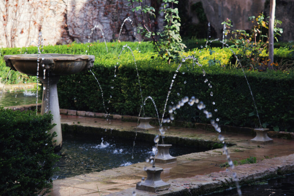 fountains garden 1024x683 - Embellece tu espacio exterior con bombas de agua decorativas