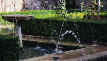 fountains garden 350x200 - Embellece tu espacio exterior con bombas de agua decorativas